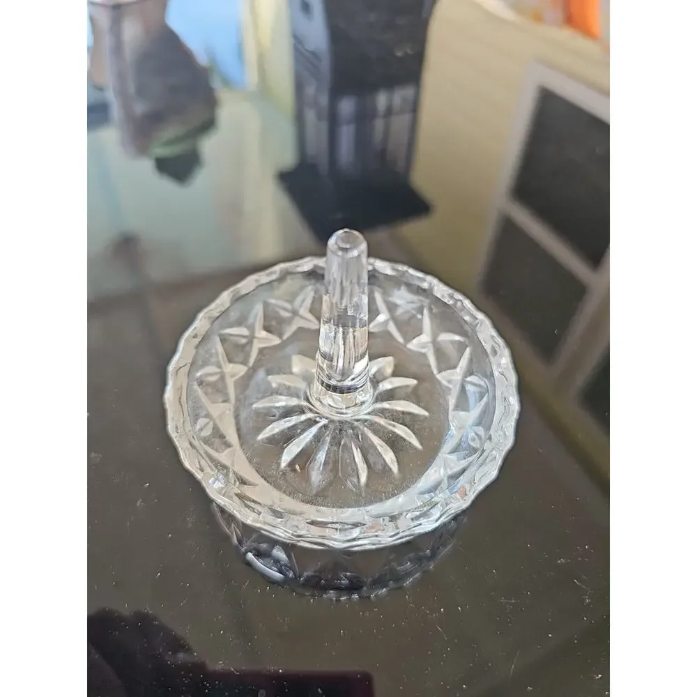 Lead Crystal Floral And X Cut Design Ring Holder 3